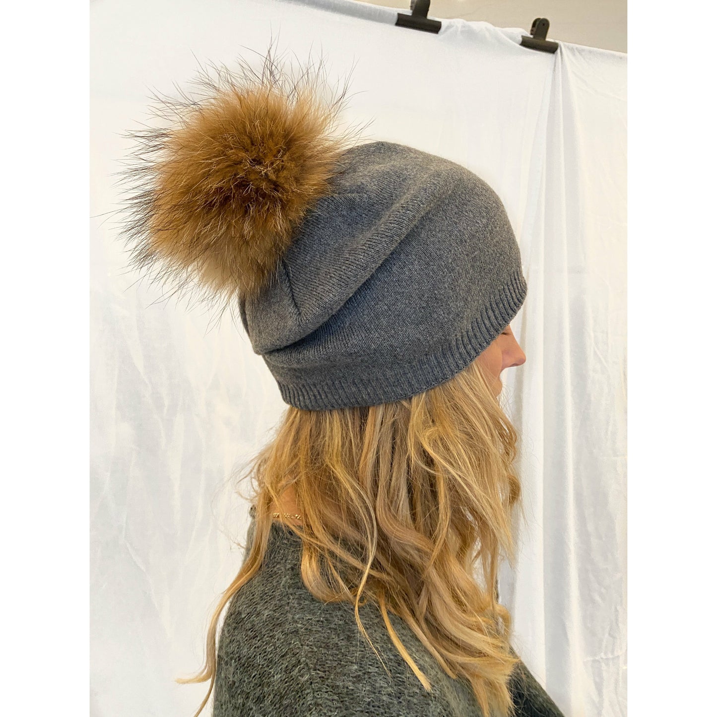 BEANIE PELSHUE // MØRKEGRÅ
