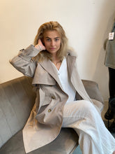 Load image into Gallery viewer, TRENCHCOAT // SAND