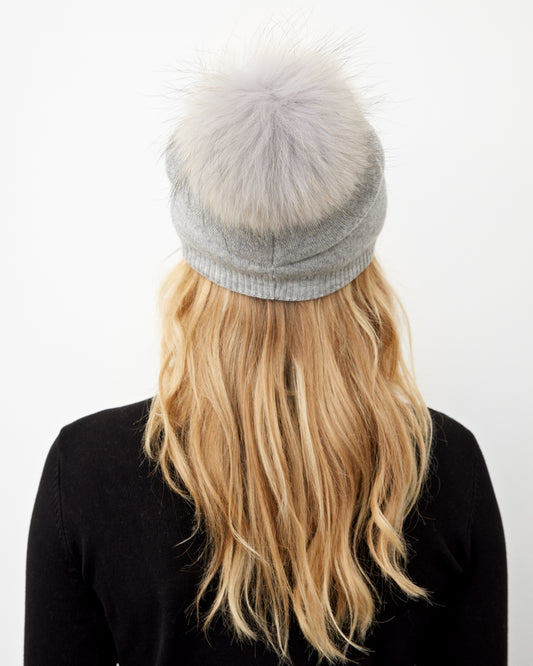Grå strikket pelshue