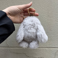 Load image into Gallery viewer, PELSNØGLERING BUNNY 15 CM // LIGHT GREY

