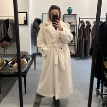 Load image into Gallery viewer, CRAWFORD COAT // IVORY
