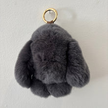 Load image into Gallery viewer, PELSNØGLERING BUNNY (M) // DARK GREY

