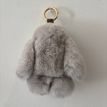 Load image into Gallery viewer, PELSNØGLERING BUNNY (M) // LIGHT GREY
