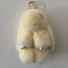 Load image into Gallery viewer, PELSNØGLERING BUNNY (L) // LIGHT YELLOW

