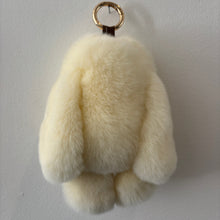 Load image into Gallery viewer, PELSNØGLERING BUNNY (L) // LIGHT YELLOW
