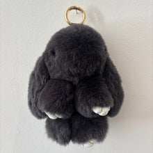 Load image into Gallery viewer, PELSNØGLERING BUNNY (L) // DARK GREY
