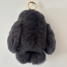 Load image into Gallery viewer, PELSNØGLERING BUNNY (L) // DARK GREY
