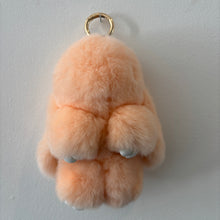 Load image into Gallery viewer, PELSNØGLERING BUNNY (L) // PEACH
