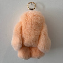 Load image into Gallery viewer, PELSNØGLERING BUNNY (L) // PEACH
