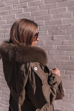 Load image into Gallery viewer, TRENCHCOAT // ARMYGRØN
