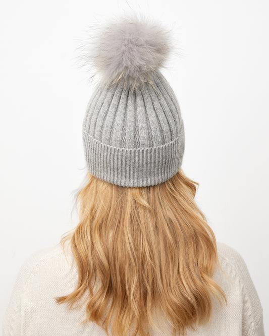 TOP PELSHUE // LYSEGRÅ