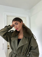 Load image into Gallery viewer, TRENCHCOAT // ARMYGRØN
