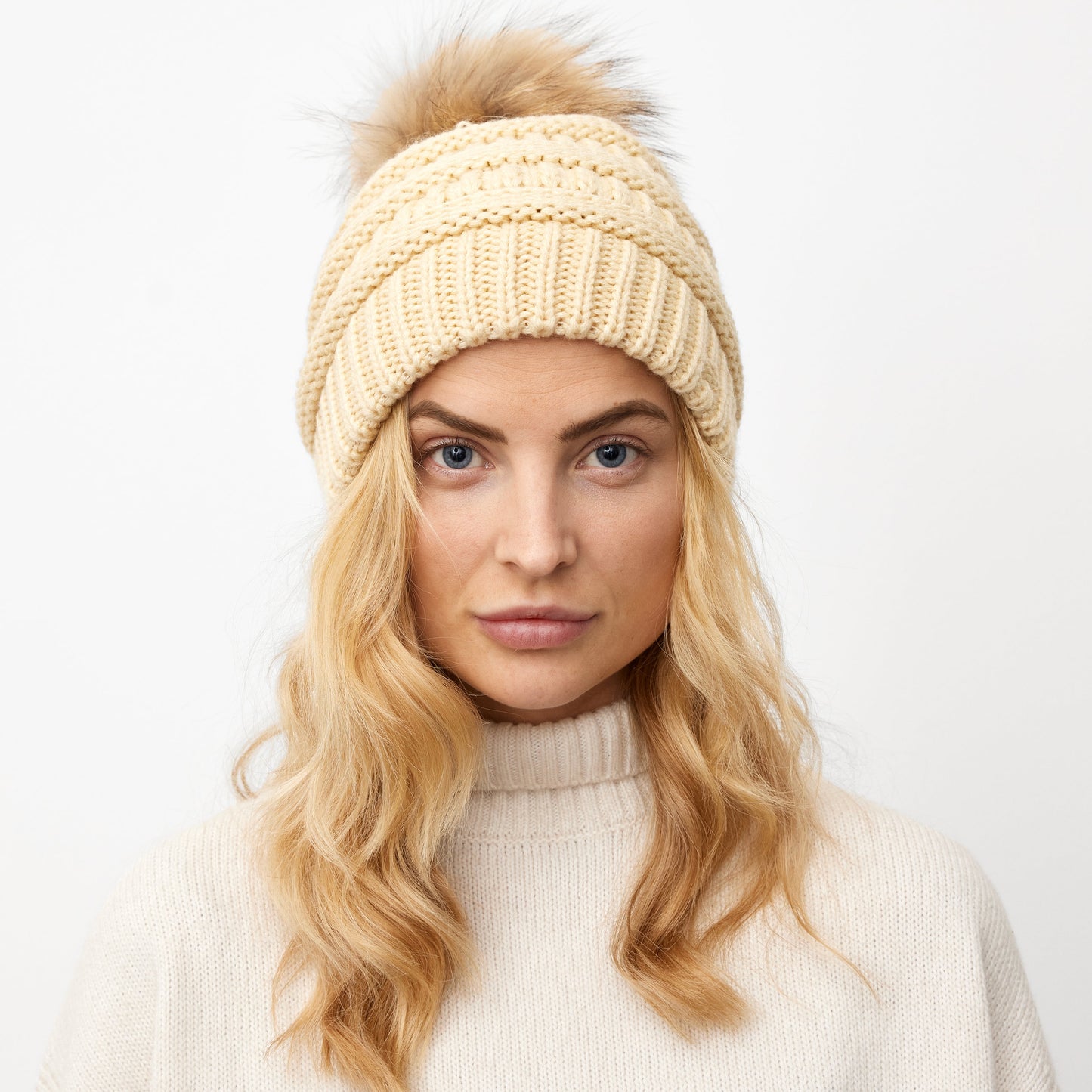 KNITTED BEANIE // BEIGE